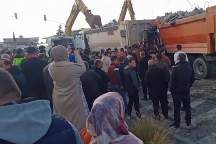 Hatay'da deprem hafriyatı taşıyan kamyon kazaya neden oldu: 6 yaralı