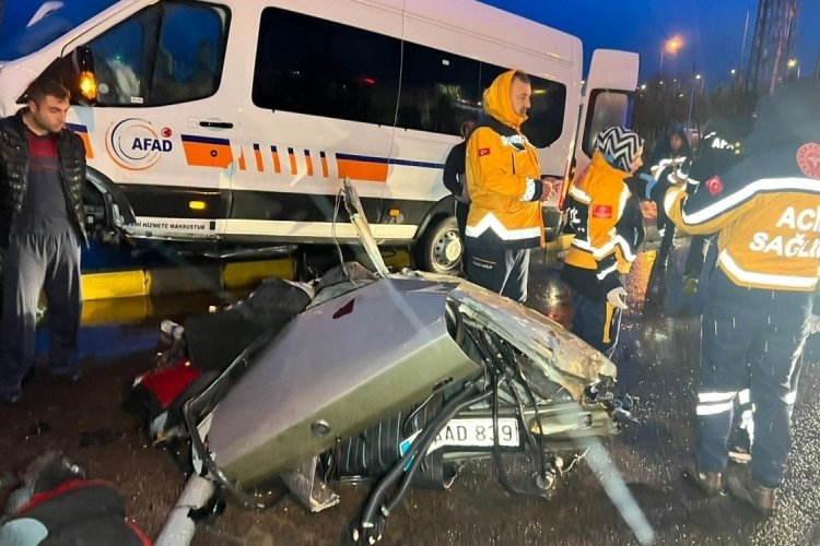Aksaray'da deprem b&ouml;lgesine giden AFAD aracı dehşeti yaşadı: 1 &ouml;l&uuml;, 9 yaralı