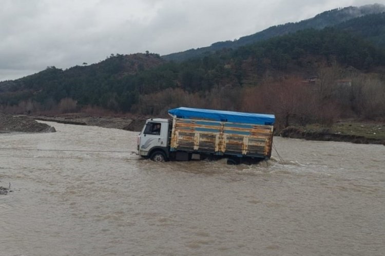 Kastamonu'da ara&ccedil;ları ile dereden ge&ccedil;mek isteyen 3 kişi &ouml;l&uuml;mden d&ouml;nd&uuml;