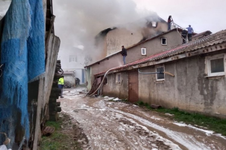Karab&uuml;k'te iki katlı evin &ccedil;atısı alev alev yandı