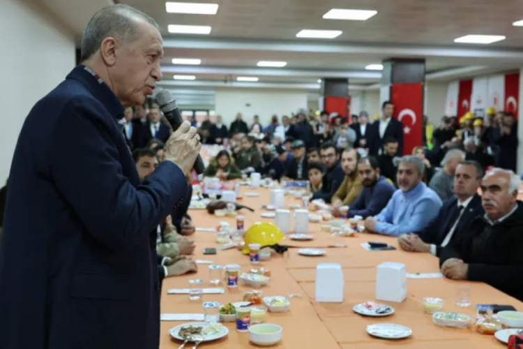 Erdoğan depremzedelere seslendi: İnşaatlarımızı hızla y&uuml;kselteceğiz