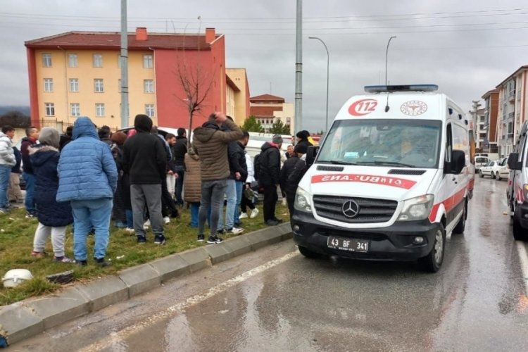 K&uuml;tahya'da iş&ccedil;i servisi ile m&uuml;nib&uuml;s &ccedil;arpıştı: &Ccedil;ok sayıda yaralı var