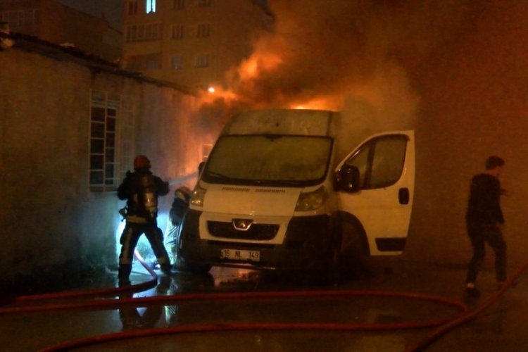 Bursa'da hurda deposunda yangın! İki ara&ccedil; yandı