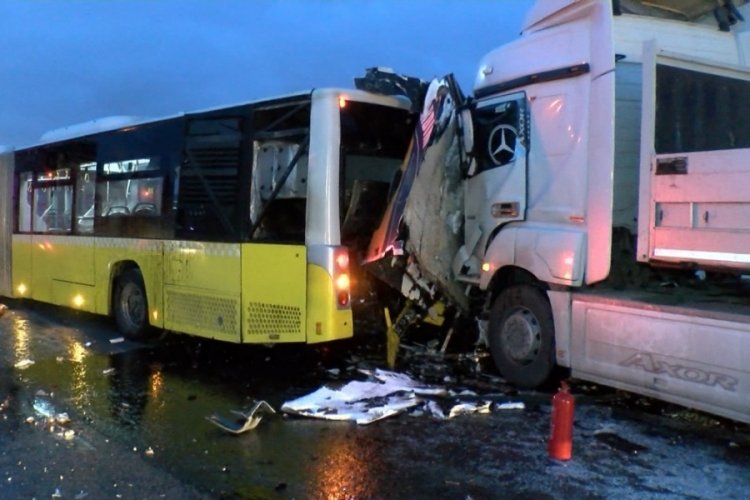 İstanbul'da yol bakım aracı İETT otob&uuml;s&uuml;ne &ccedil;arptı