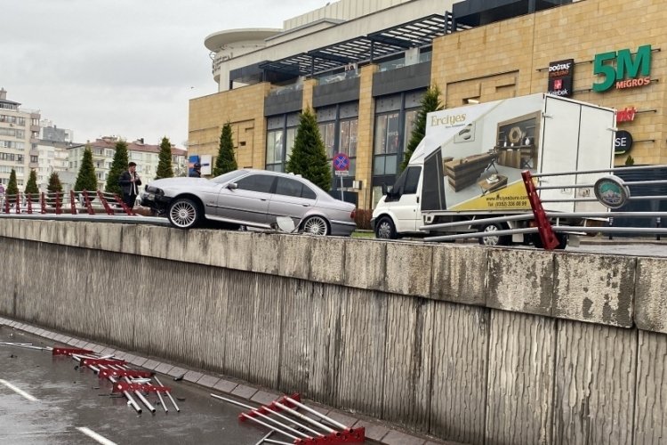 Kayseri'de otomobil k&ouml;pr&uuml;de asılı kaldı