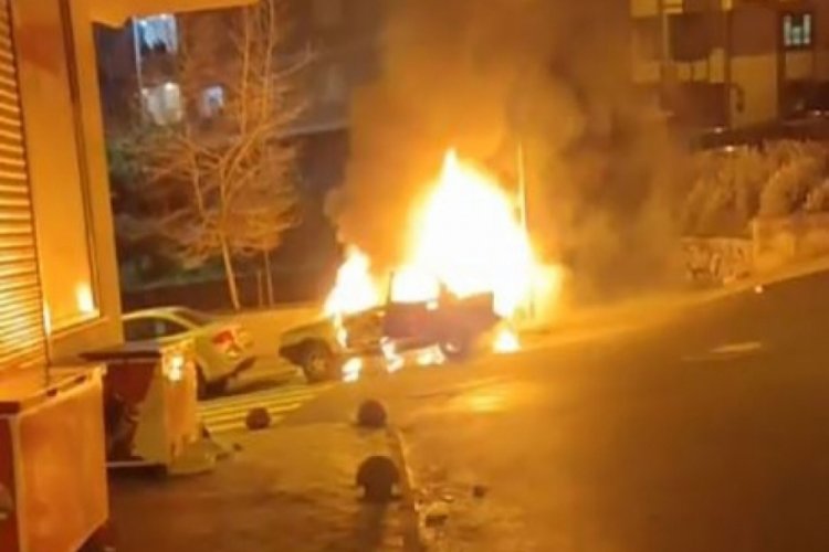 İstanbul'da park halindeki otomobil yandı