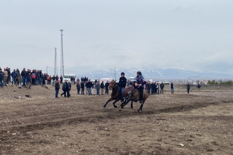 Kars'ta atıyla yarışı kazandı heyecandan yere yığıldı