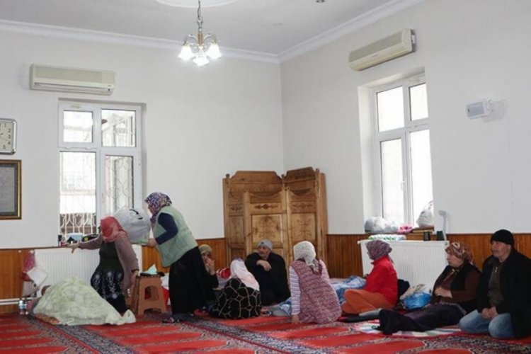 Hasarlı evlerine giremeyen depremzede vatandaşlar camilere sığındı