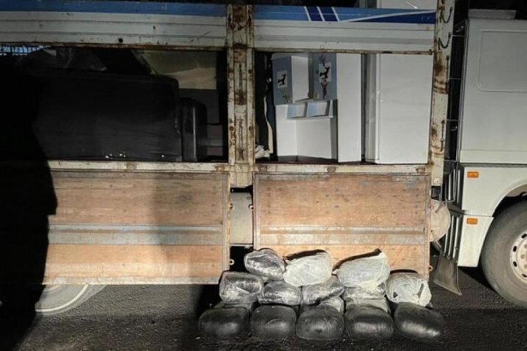 Nakliye yapılan kamyonun i&ccedil;indeki buzdolabından 81 kilo uyuşturucu &ccedil;ıktı