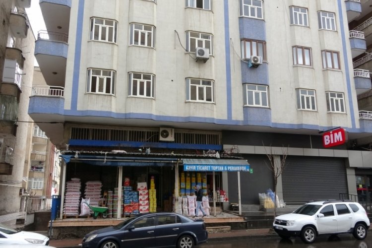 Diyarbakır'da esnaf ağır hasarlı işyerlerinde kepenk a&ccedil;tı