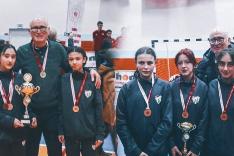 Bursasporlu tenis&ccedil;iler şampiyon oldu