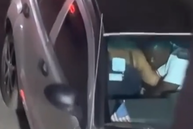 Taksici ve yolcusu aracın i&ccedil;inde cinsel ilişkiye girdi! Sosyal medyada g&uuml;ndem oldu