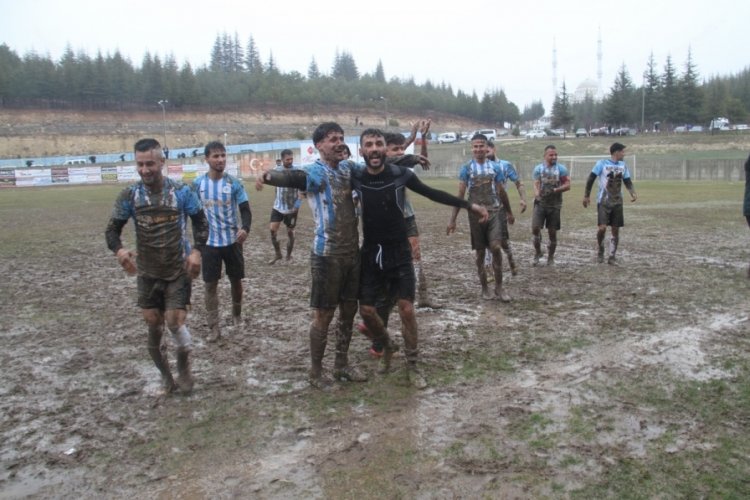 Konya'da futbolcular şampiyonluğu &ccedil;amura yatarak kutladılar