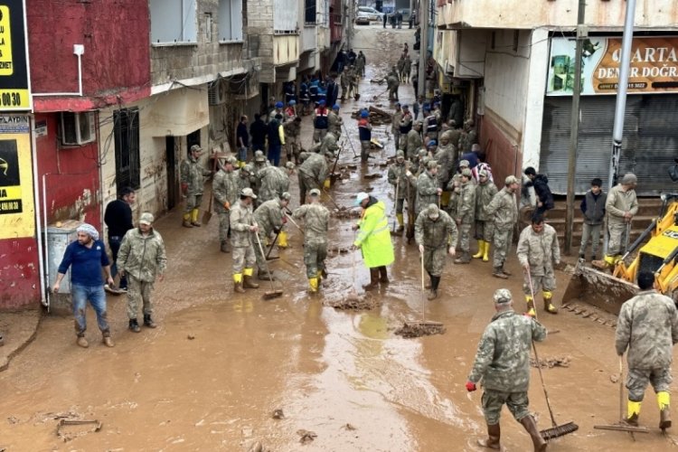 Şanlıurfa'da sel temizliği! 10 bin personel g&ouml;revlendirildi