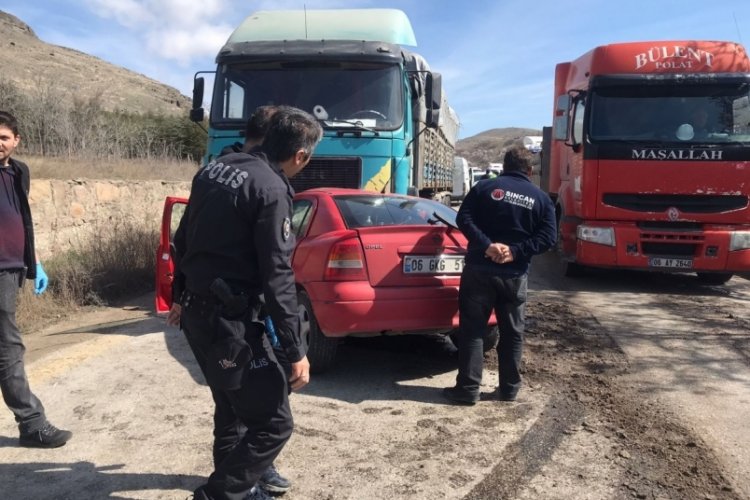 Ankara'da otomobil ile tır &ccedil;arpıştı: S&uuml;r&uuml;c&uuml; hayatını kaybetti