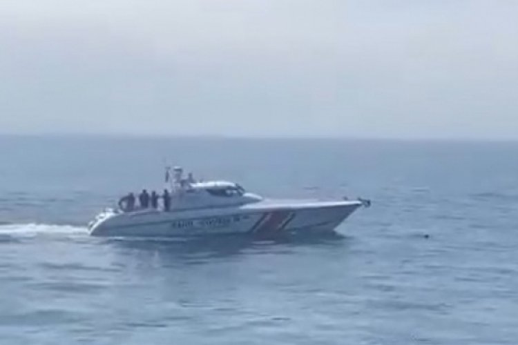 Deniz otob&uuml;s&uuml;nden atlayan yolcuyu Sahil G&uuml;venlik kurtardı