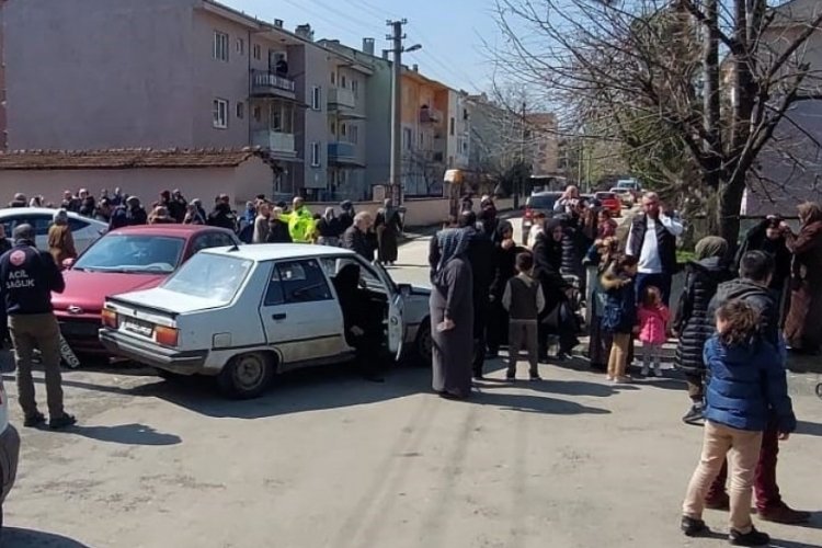 Bursa'da kontrolden &ccedil;ıkan ara&ccedil; anne ve iki &ccedil;ocuğuna &ccedil;arptı
