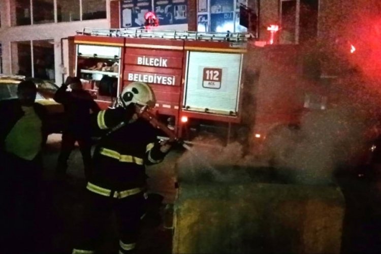 Bilecik'te vatandaşlar yanan &ccedil;&ouml;p konteynerini itfaiyeye g&ouml;t&uuml;rd&uuml;