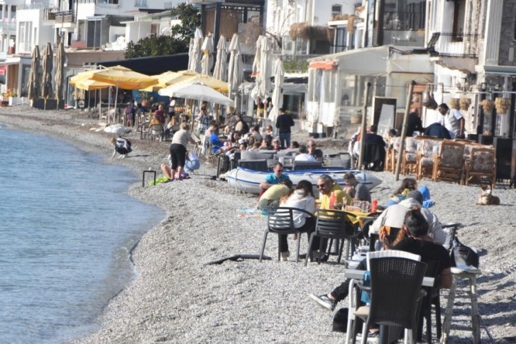 Bodrum'da sıcak havayı fırsat bilenler denize girdi