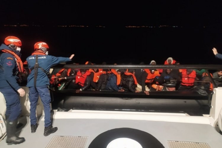 İzmir a&ccedil;ıklarında 101 g&ouml;&ccedil;men kurtarıldı, 20 g&ouml;&ccedil;men yakalandı