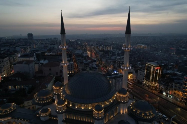 İstanbul'da Taksim Camii'ne mahya asıldı