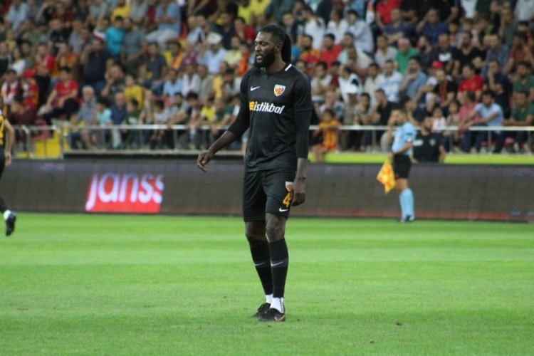 Emmanuel Adebayor futbolu bıraktı