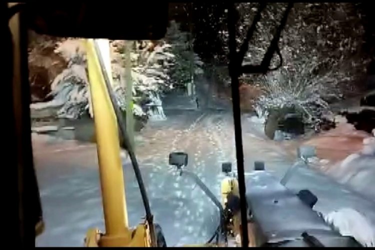 Sivas'ta kar k&ouml;y yollarını kapattı