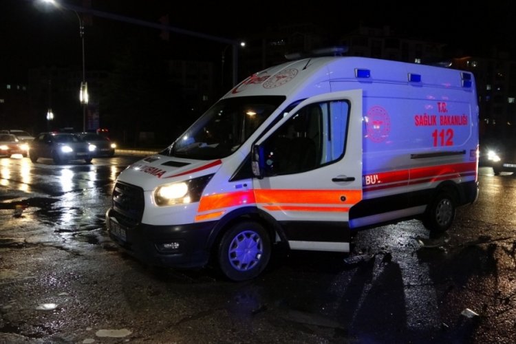 Elazığ'da hafif ticari ara&ccedil; ile otomobil &ccedil;arpıştı: &Ccedil;ok sayıda yaralı var