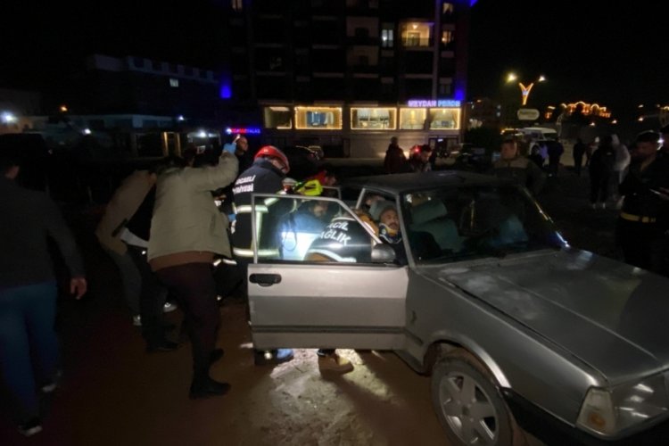 Kocaeli'nde bir şahıs evinde misafir ettiği depremzedenin aracıyla &ccedil;arpıştı