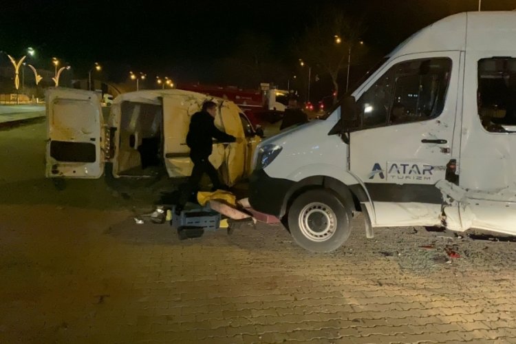 Aksaray'da ticari ara&ccedil;, midib&uuml;s ve otomobile &ccedil;arptı