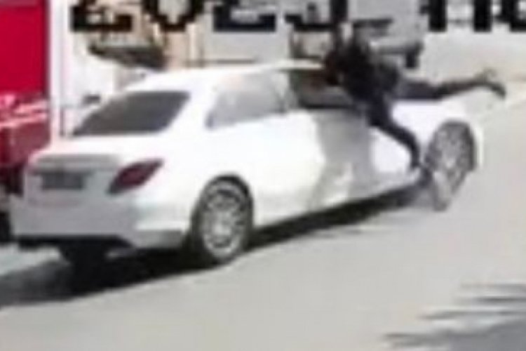 İstanbul'da skuterla ters y&ouml;nde giden vatandaşa otomobil &ccedil;arptı