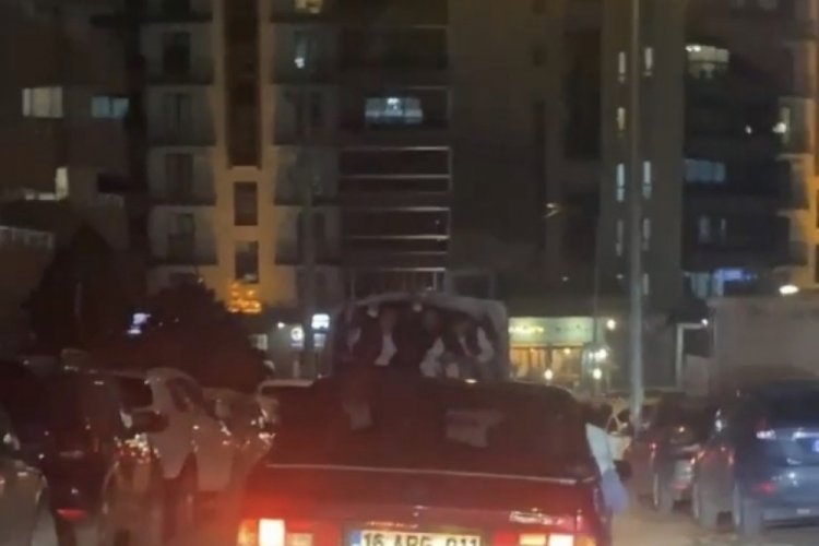 Bursa'da kamyonetin kasasında tehlikeli yolculuk