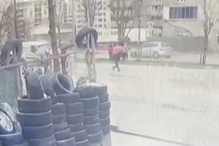 Bursa'da karşı yola ge&ccedil;meye &ccedil;alışan &ccedil;ocuğa araba &ccedil;arptı