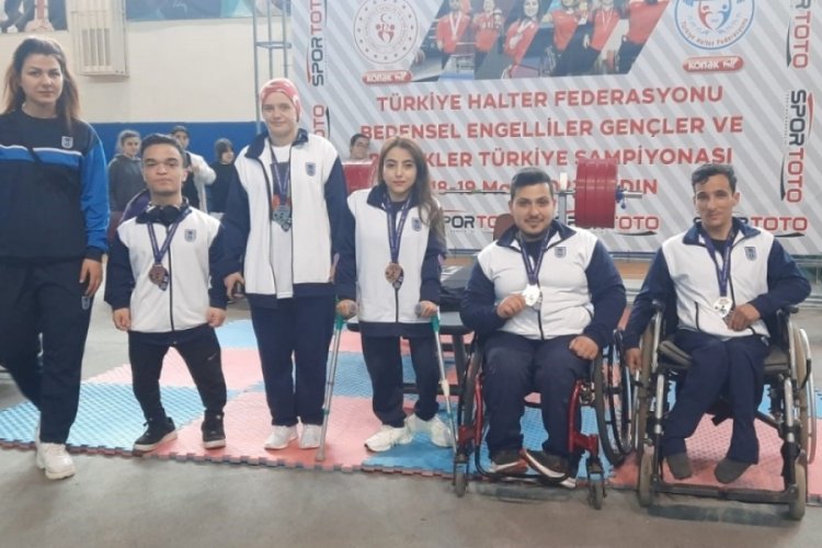 Bedensel Engelli Halter sporcuları Ankara'ya 5 kupa ile d&ouml;nd&uuml;ler