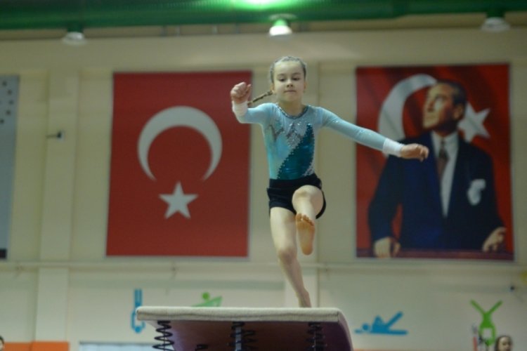 Şampiyon jimnastik&ccedil;i Elvan, antrenmanlarını Bursa'da s&uuml;rd&uuml;r&uuml;yor