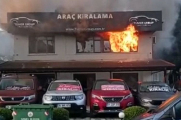 Sakarya'da ara&ccedil; kiralama şirketinde yangın