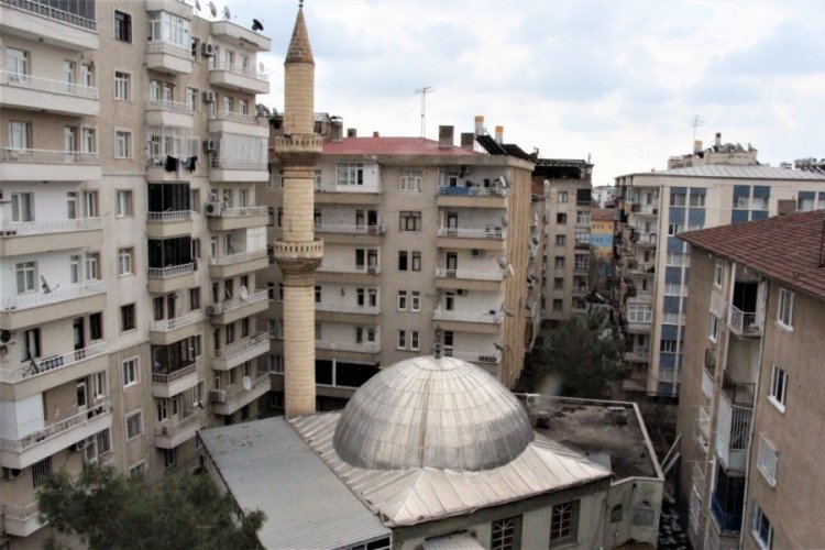 Diyarbakır'daki ağır hasarlı caminin minaresi &ccedil;evredekileri tedirgin ediyor
