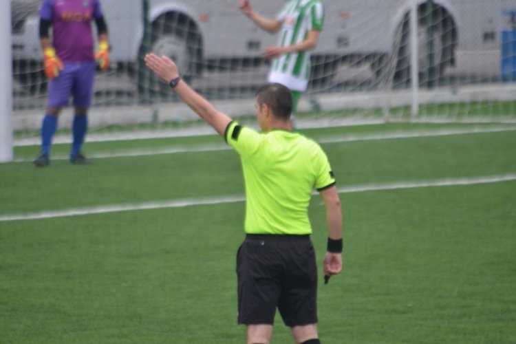 Denizli'de hakem &ccedil;ift sarı kart g&ouml;sterdiği futbolcuyu sahada unuttu