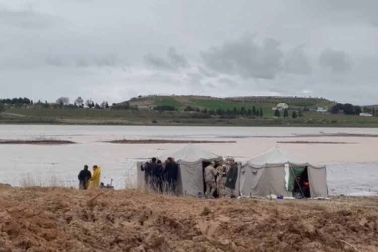 Şanlıurfa'daki sele kapılan tırın şof&ouml;r&uuml; bulunamadı