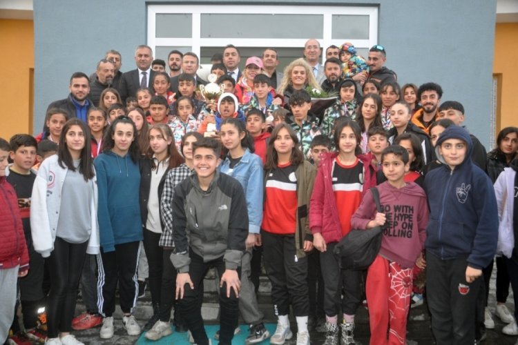 33 madalyayla Hakkari'ye d&ouml;nen sporculara davul zurnalı karşılama