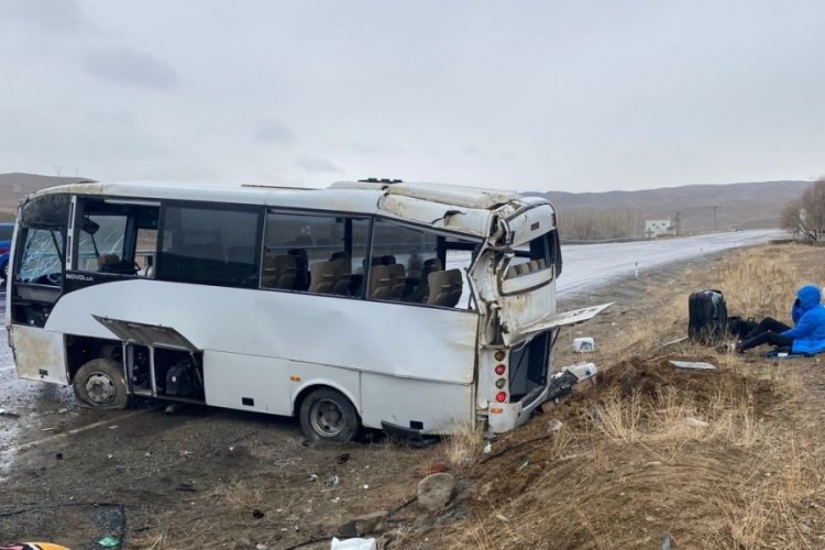 Van'da sporcuları taşıyan midib&uuml;s devrildi!