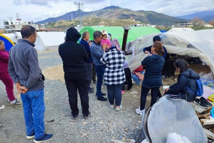 Orhangazi kaymakamı deprem b&ouml;lgesinde &ccedil;alışmalarını s&uuml;rd&uuml;r&uuml;yor