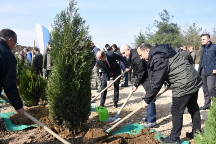 Bursa'da depremde hayatını kaybeden vatandaşların anısına fidan dikildi