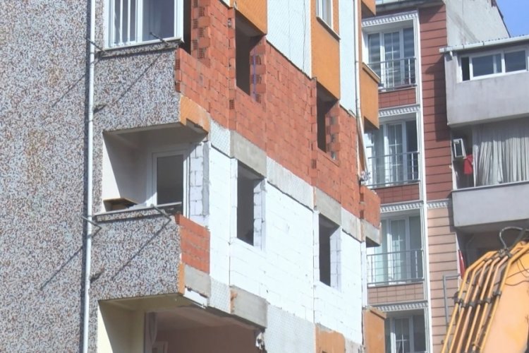 İstanbul'da hasar g&ouml;ren apartmanın duvarları onarıldı