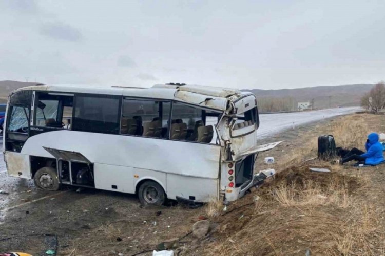 Van'da sporcuları taşıyan midib&uuml;s devrildi