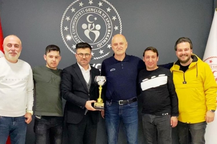D&uuml;zce'de şampiyonlar kupayı İl M&uuml;d&uuml;r&uuml; Yazıcı'ya getirdi