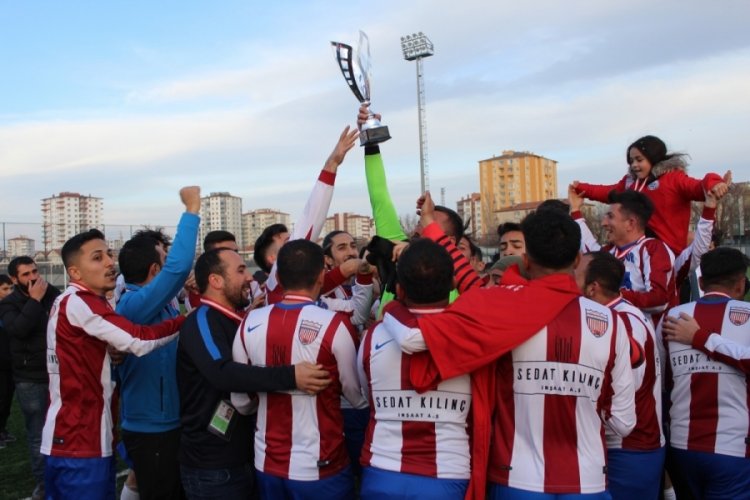 1966 Turanspor, şampiyonluk kupasını aldı