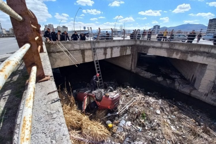 Kayseri'de sulama kanalına d&uuml;şen otomobilden yara almadan &ccedil;ıktılar