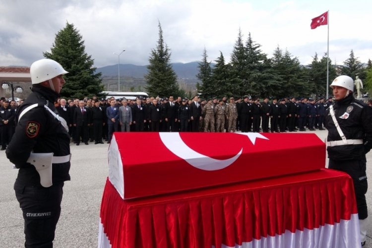 Tokat'ta babasının cenaze t&ouml;renine polis şapkası ile katıldı