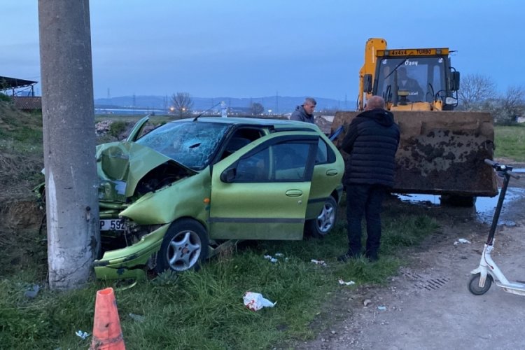Kocaeli'nde otomobil beton elektrik direğine &ccedil;arptı: 4 kişi &ouml;l&uuml;mden d&ouml;nd&uuml;